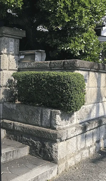 石垣の門をくぐって